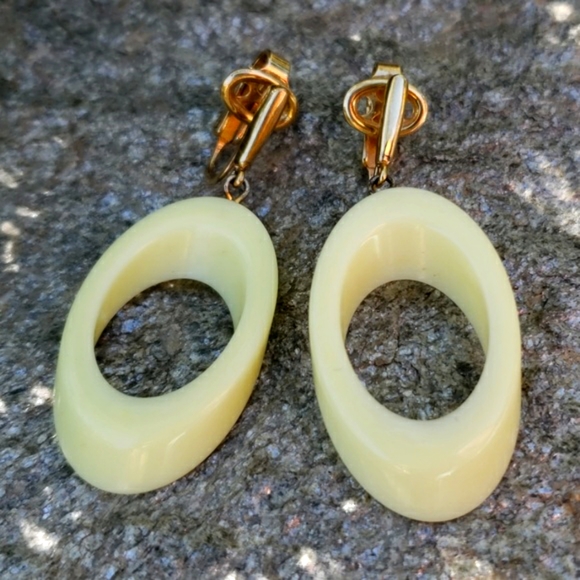 Vintage Trifari MOD Lucite Dangle Disk Earrings - Picture 3 of 6